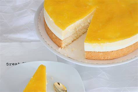 Präsentation der Mango Frischkäse Creme Torte im Café