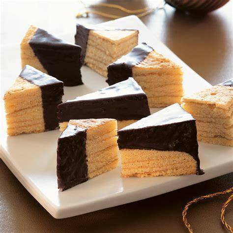 Präsentation der fertigen Baumkuchenspitzen auf einer Etagere