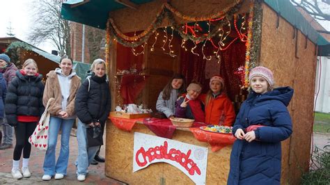 Präsentation der verschiedenen Lindt-Mandel-Weihnachtstafeln im festlichen Ambiente