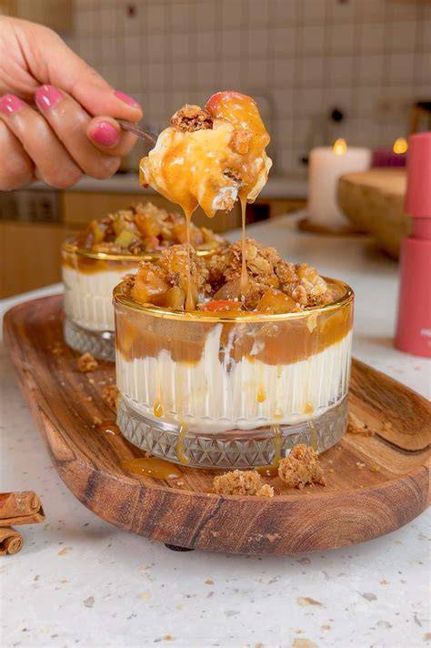 Präsentation des Frischkäse-Karamell-Dessert im Glas