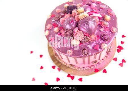 Präsentation verschiedener Kuchen mit rosa Glasur und Deko