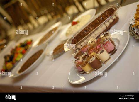 Präsentation von Minikuchen auf einem Dessertbuffet