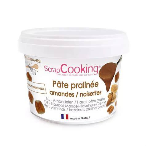 Praliné-Paste und Zutaten (Haselnuss, Mandel, Kuvertüre)