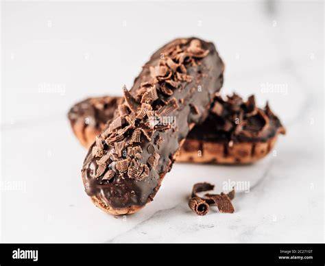 Praline mit glänzendem Schokoladenüberzug Nahaufnahme