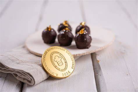 Praline mit goldener Verzierung