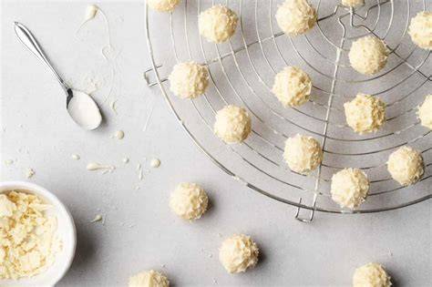Praline wird über zerknitterte Alufolie gerollt (Igelmuster)