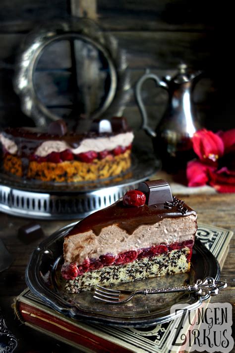 Pralinen, Mousse und Backwaren mit Ruby-Glasur und -Dekor