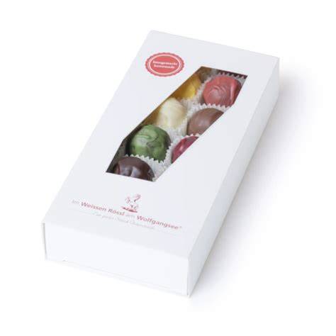 Pralinen, die in bunte Wickelfolie eingepackt sind