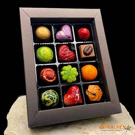 Pralinen als Geschenk - verschiedene Verpackungsideen mit Schleifen und Etiketten