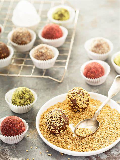 Pralinen auf Backpapier mit Toppings