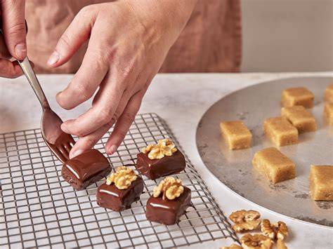 Pralinen auf Backpapier und Gitter