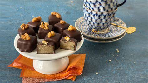 Pralinen auf Dessertplatte mit Tee