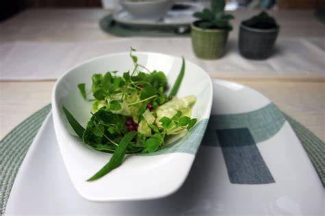 Pralinen auf Wildkräutersalat, angerichtet