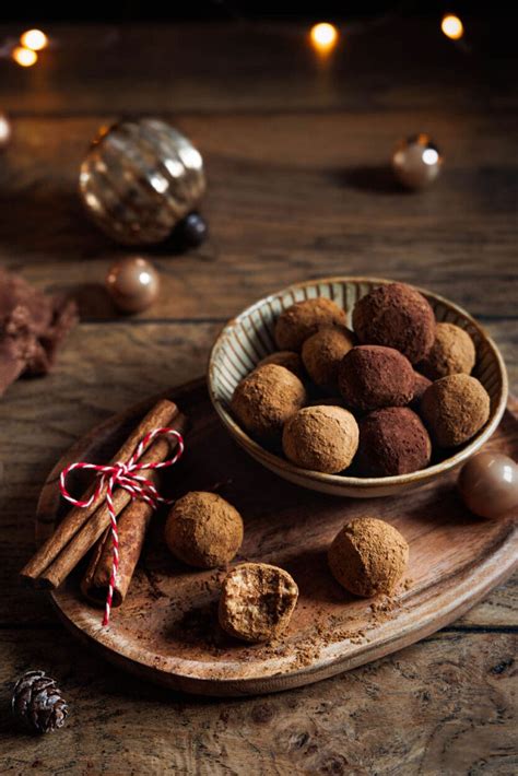 Pralinen aus dunkler Schokolade auf Holzbrett