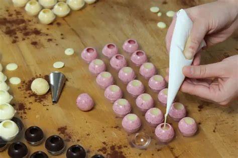 Pralinen füllen mit Spritzbeutel