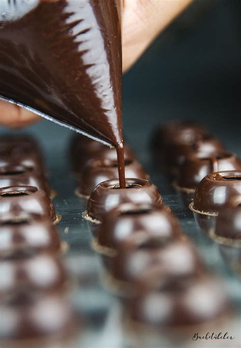 Pralinen formen und mit Ganache füllen