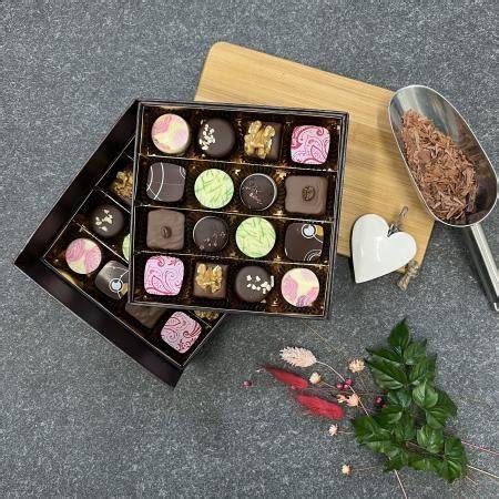 Pralinen hübsch verpackt in kleinen Geschenkboxen
