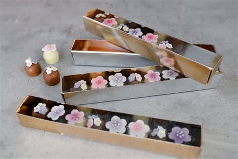 Pralinen in Geschenkschachteln, Gläsern und Tassen