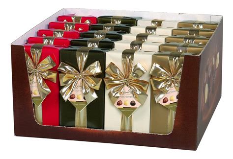 Pralinen in Geschenkverpackung mit Schleife