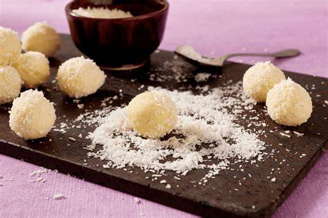 Pralinen in Kokosraspeln gewälzt und dekoriert