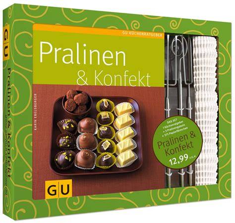 Pralinen in Papierförmchen, weihnachtlich dekoriert
