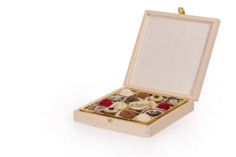 Pralinen in einer wertigen Holzschachtel mit Schubladen