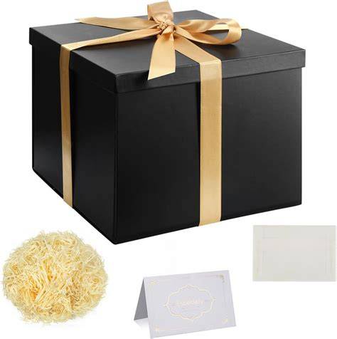 Pralinen in eleganter Geschenkbox mit Seidenpapier