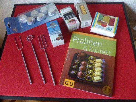 Pralinen in kleinen Förmchen und Geschenkverpackung