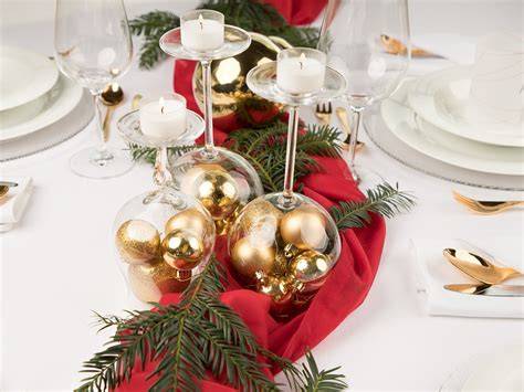 Pralinen in weihnachtlichen Formen und Farben als Tischdeko