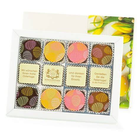 Pralinen liebevoll in Papierförmchen und Geschenkboxen angerichtet