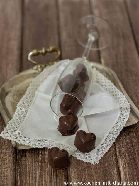 Pralinen mit Amarenakirschen auf einer Etagere, Zutatenübersicht und Arbeitsschritte