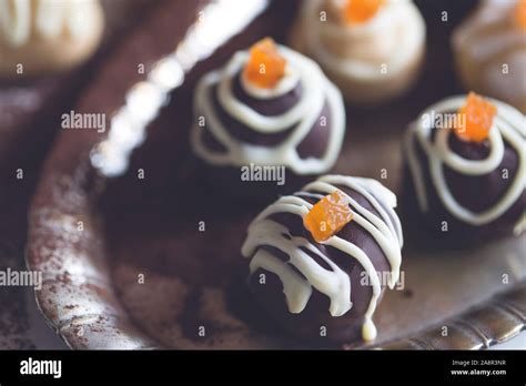 Pralinen mit Aprikose, Likör und dunkler Schokolade