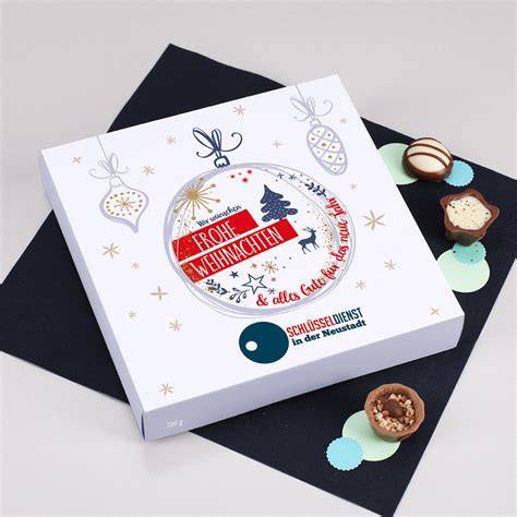 Pralinen mit Banderole und Geschenkanhänger