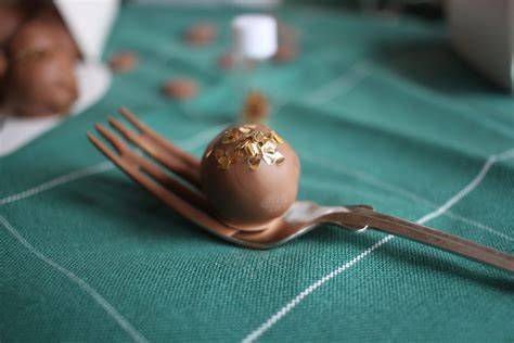 Pralinen mit Blattgold und Kakaobutterfarben veredelt