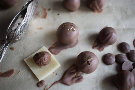 Pralinen mit Blattgold und Streuseln fertig dekoriert