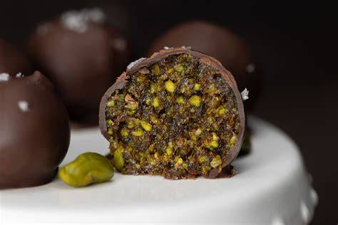 Pralinen mit Dekor: Pistazien, Kakaonibs, Zuckerkruste