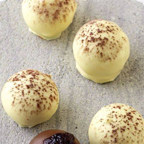 Pralinen mit Eierlikörfüllung in dekorativer Geschenkverpackung