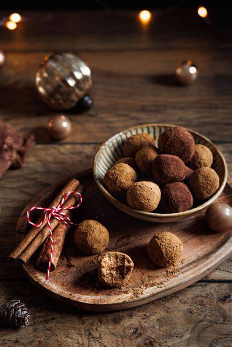 Pralinen mit Himbeergeist auf Holzbrett