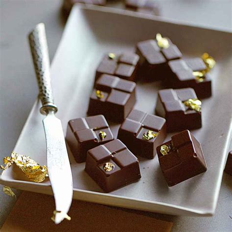 Pralinen mit Honig und Mohn, dekoriert mit Blattgold