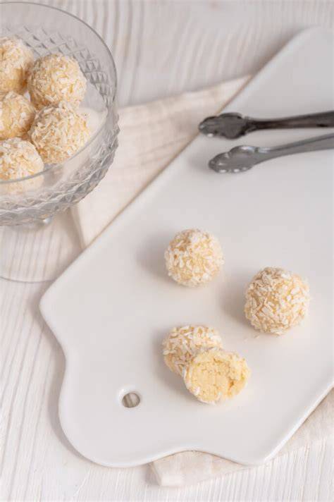 Pralinen mit Mandelfüllung und Kokosflocken