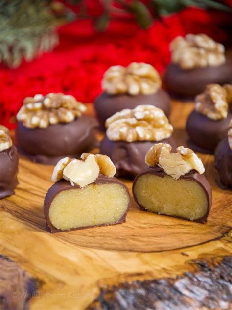 Pralinen mit Marzipan und Schokolade in Geschenkverpackung