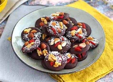 Pralinen mit Nüssen und Trockenfrüchten auf Tablett