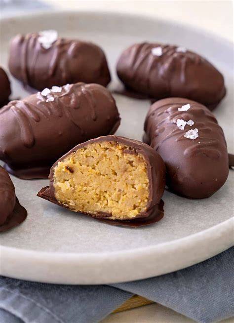 Pralinen mit Orangenstreifen garniert