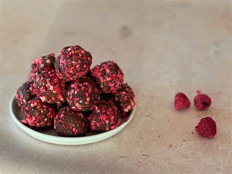 Pralinen mit gefriergetrockneten Himbeeren