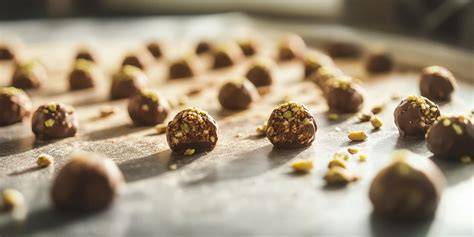 Pralinen mit gehackten Pistazien dekoriert