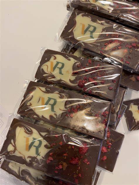 Pralinen mit möglichem Schimmel vs. Tafelschokolade mit Reif