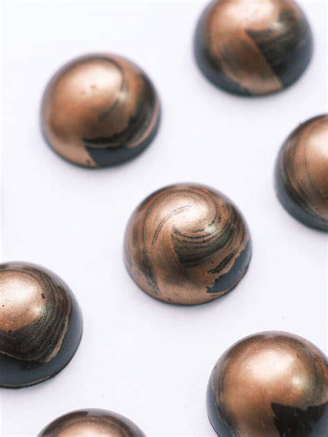 Pralinen mit schwarzem Knoblauch und Karamell