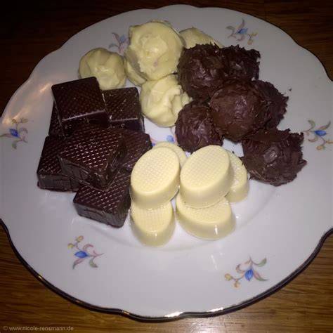 Pralinen mit unterschiedlichen Füllungen und Dekoren
