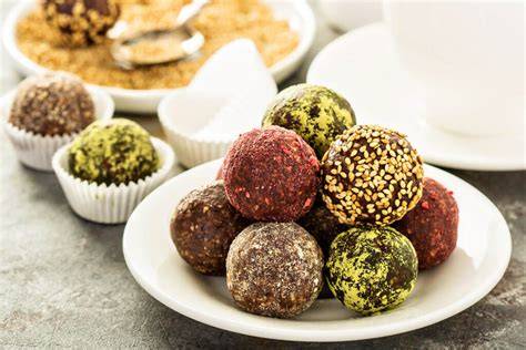 Pralinen mit unterschiedlichen Toppings, bunt verziert