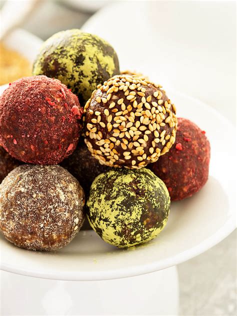 Pralinen mit verschiedenen Toppings: Krokant, Pistazie, essbarer Glitzer